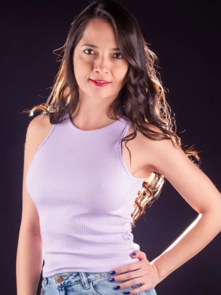 Blusa básica sisa escote alto Naggira